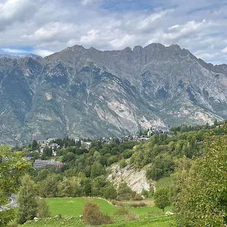 Tuca Del Mont アパート ベナスケ